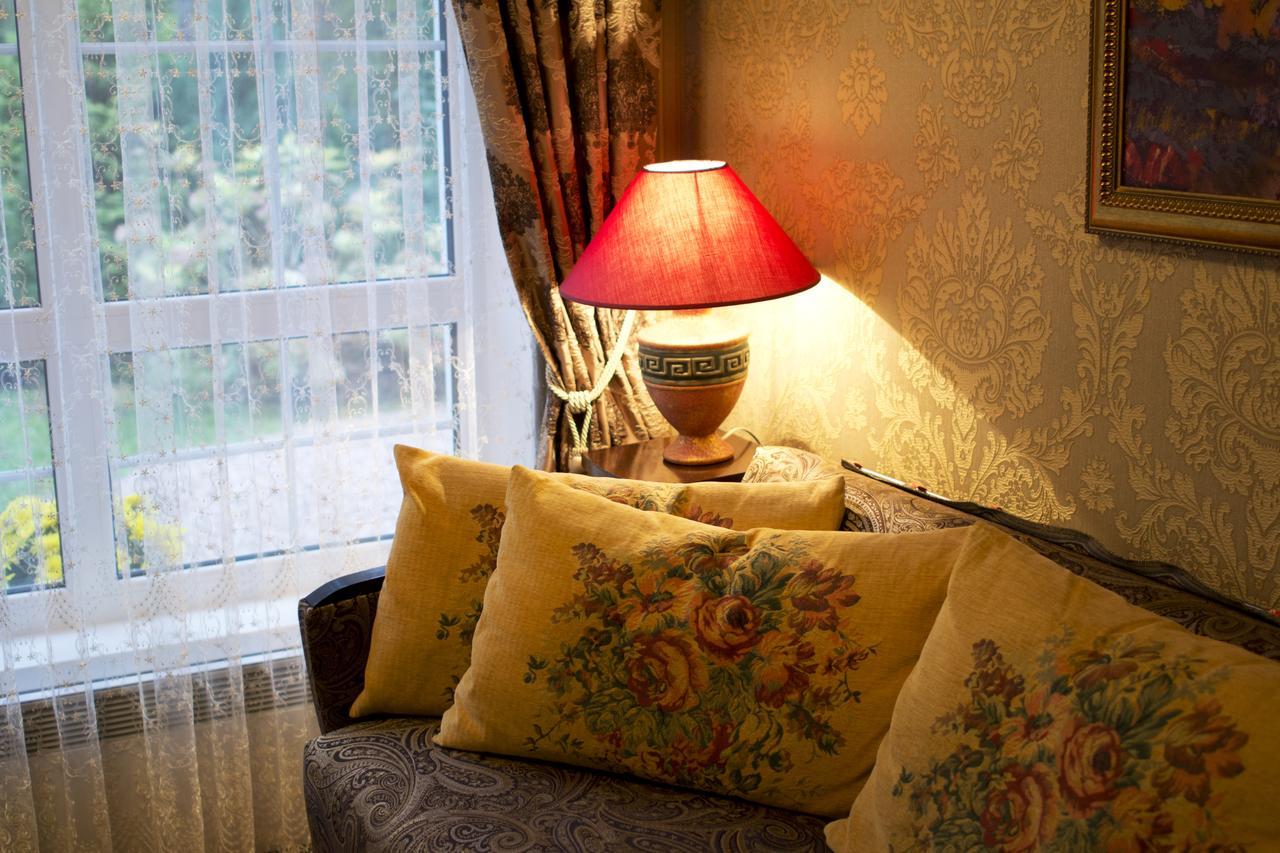 Domik V Lesy Guest House Lyutezh Exterior photo